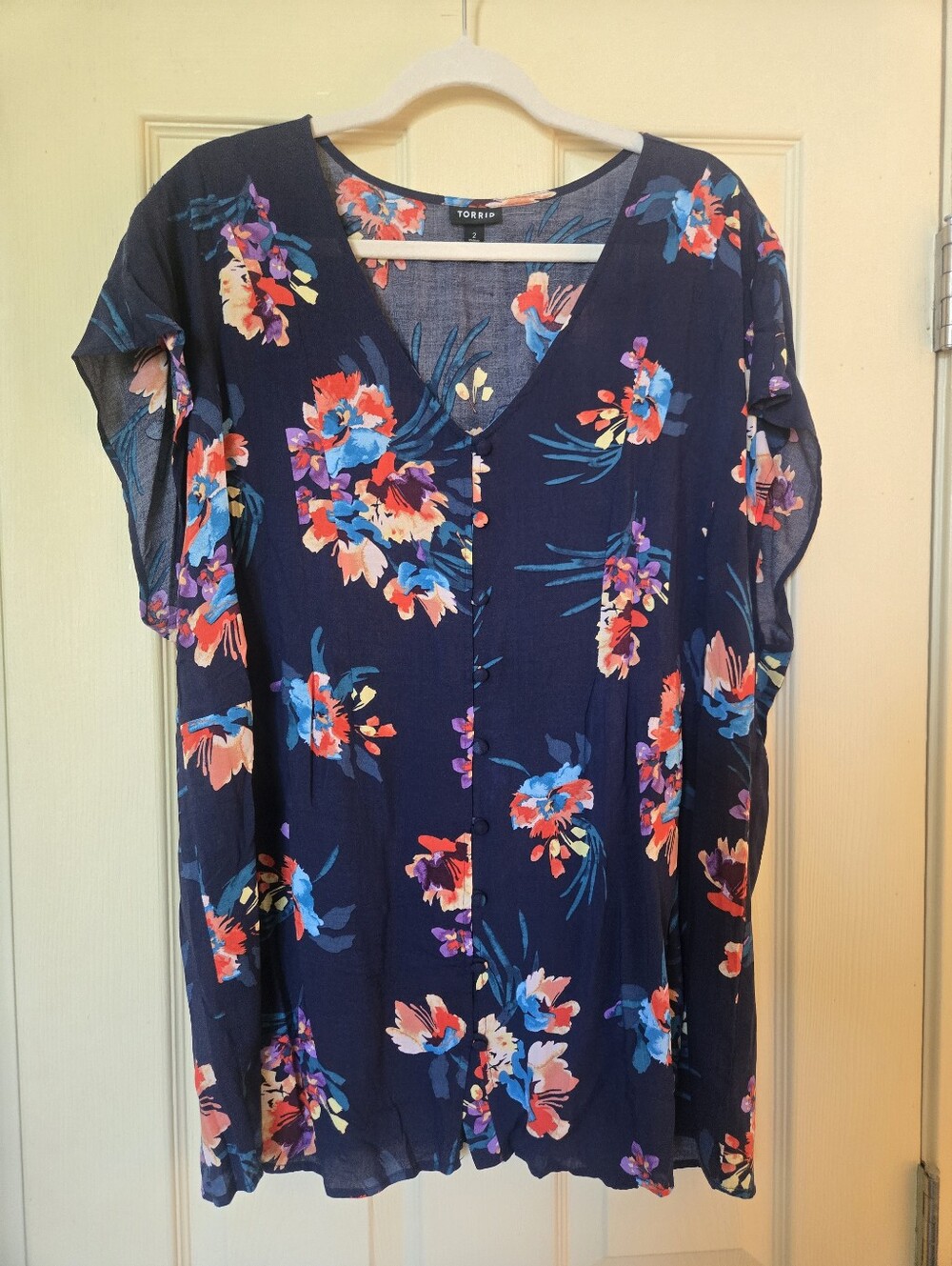 Torrid Size 2 Navy Floral V-Neck